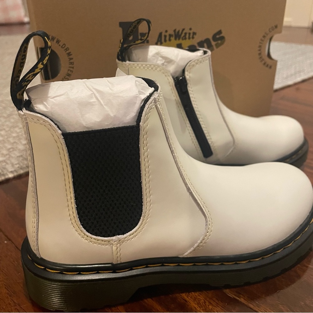 Dr. Martens Kid's 2976 Chelsea Boots (white) US size 1